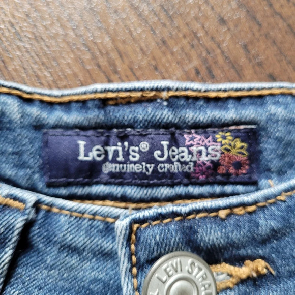 Levi's Distressed Medium Wash Double Button Jean Denim Shorts Size Junior's 5 - Picture 8 of 9